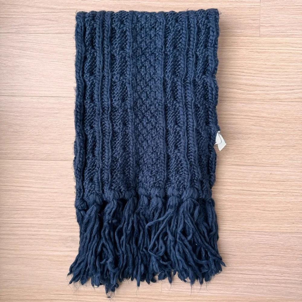 Old Navy Navy Blue Chunky Knit Scarf Fringe Winter Cozy Y2K Fisherman Fall Cabin